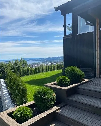 Moderne bolig med en terrasse og panoramautsikt. 